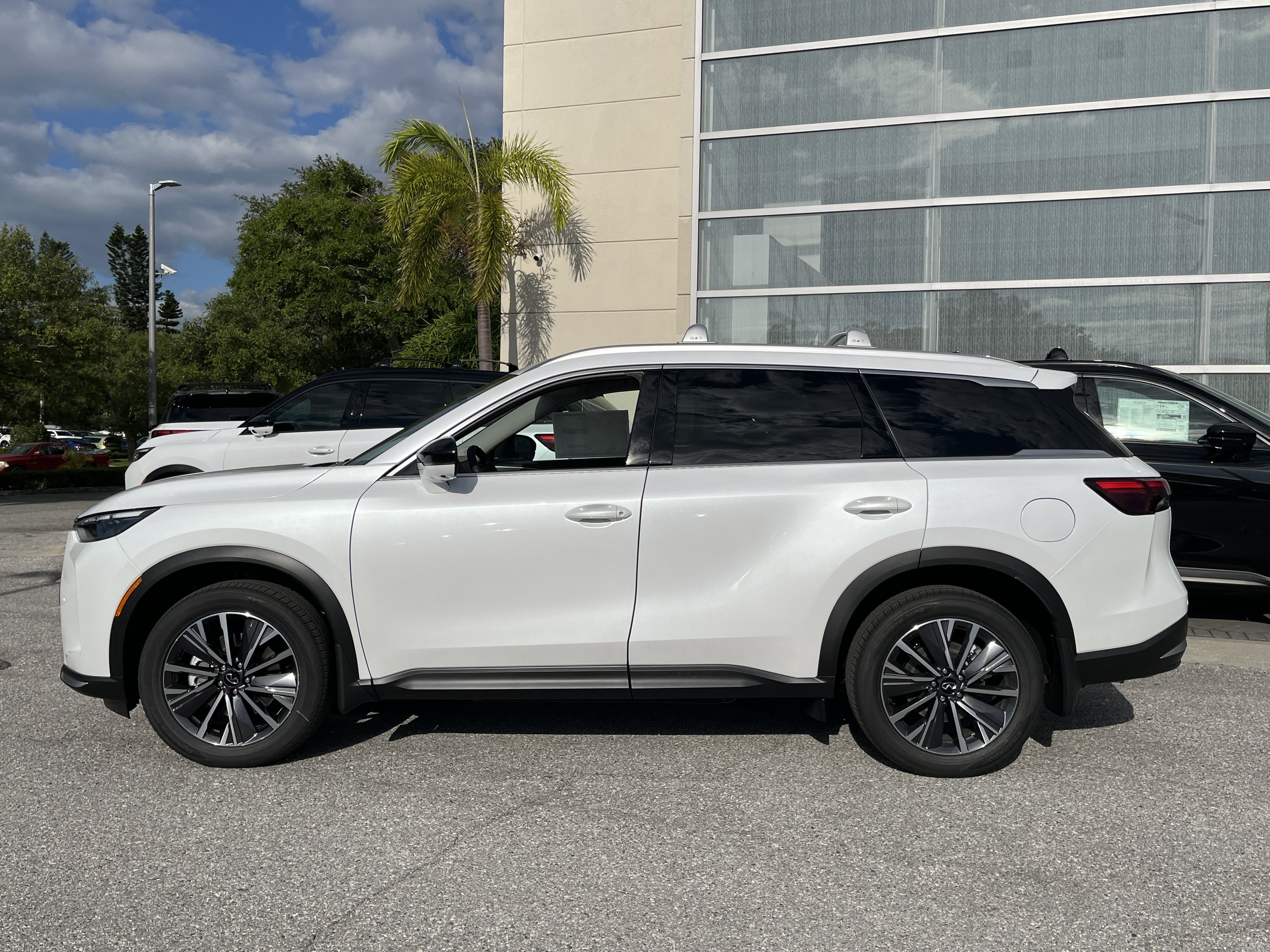 New 2027 INFINITI QX60 Luxe w/ Cargo Package FWD image 2