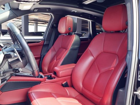 Certified 2024 Porsche Macan Turbo AWD/4WD image 5