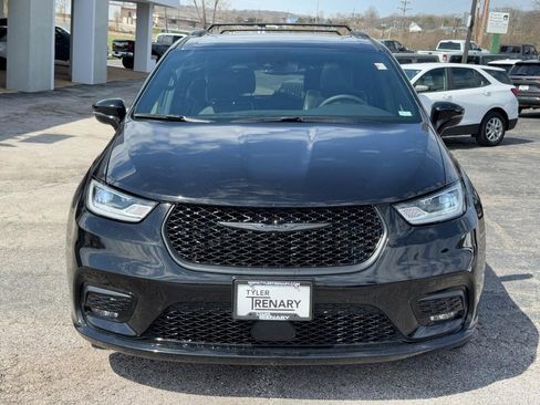 Used 2025 Chrysler Pacifica Limited image 7