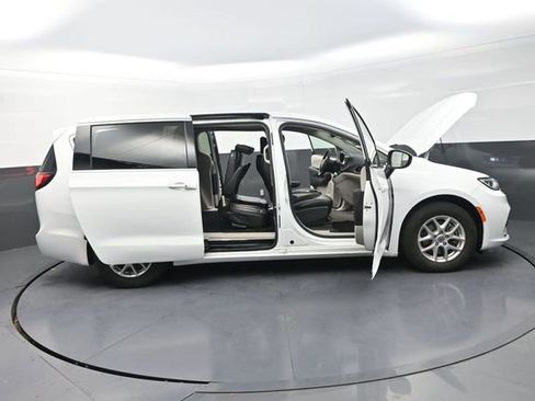 Used 2023 Chrysler Pacifica Touring-L image 40