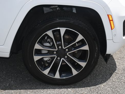 Used 2022 Jeep Grand Cherokee Overland w/ Luxury Tech Group IV RWD image 24