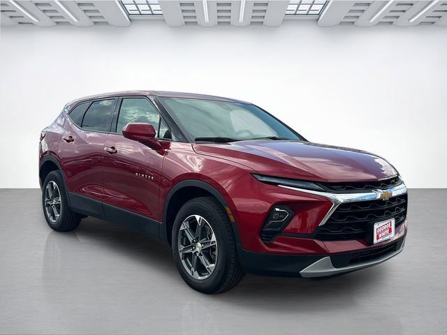 Used 2025 Chevrolet Blazer LT AWD/4WD image 2