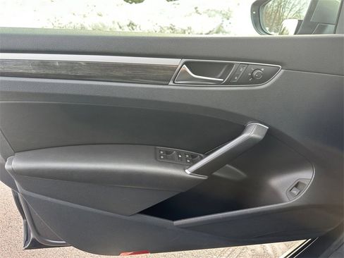 Used 2018 Volkswagen Passat 2.0T SE image 25
