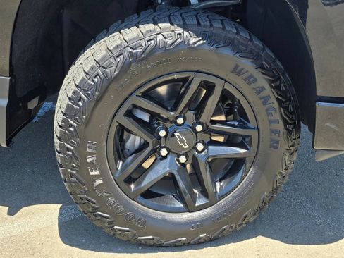 Used 2024 Chevrolet Silverado 1500 Custom Trail Boss w/ Dark Appearance Package AWD/4WD image 9