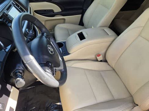 Used 2016 Toyota Highlander XLE FWD image 11