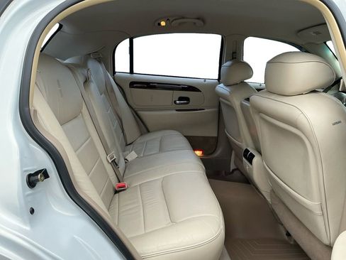 Used 2002 Lincoln Town Car Signature RWD image 23