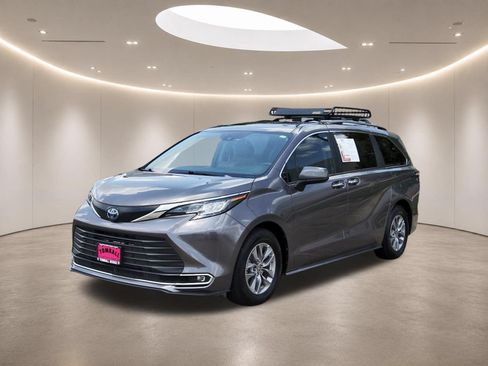 Used 2022 Toyota Sienna XLE FWD image 3