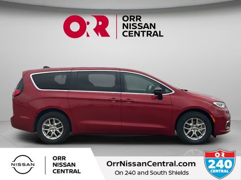 Used 2025 Chrysler Pacifica Select FWD image 4