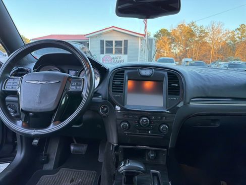 Used 2014 Chrysler 300 C image 9