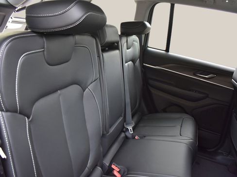 Used 2024 Jeep Grand Cherokee Limited AWD/4WD image 13