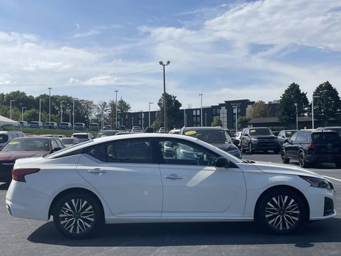 Used 2025 Nissan Altima 2.5 SV FWD image 8