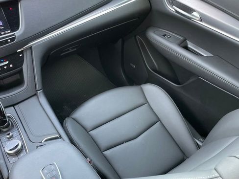Certified 2025 Cadillac XT5 Luxury FWD image 11