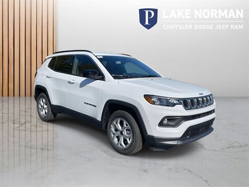 New 2026 Jeep Compass Latitude image 2