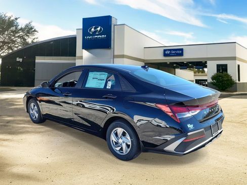 New 2026 Hyundai Elantra SE image 3