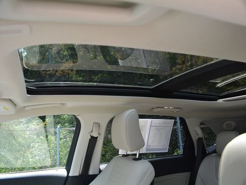 Used 2023 Ford Edge Titanium AWD/4WD image 10