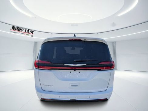 New 2026 Chrysler Pacifica Select image 4
