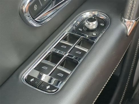 Used 2019 Bentley Bentayga image 26