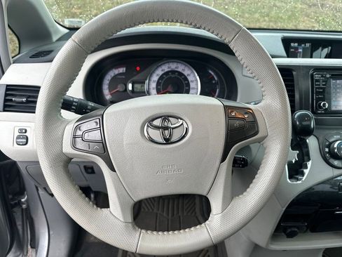 Used 2013 Toyota Sienna SE image 12
