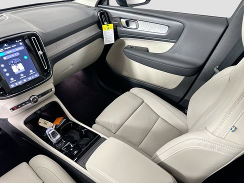 New 2026 Volvo XC40 B5 Ultra w/ Protection Package Premier image 24