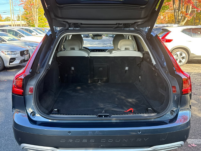 Certified 2025 Volvo V90 B6 Cross Country Plus AWD/4WD image 25