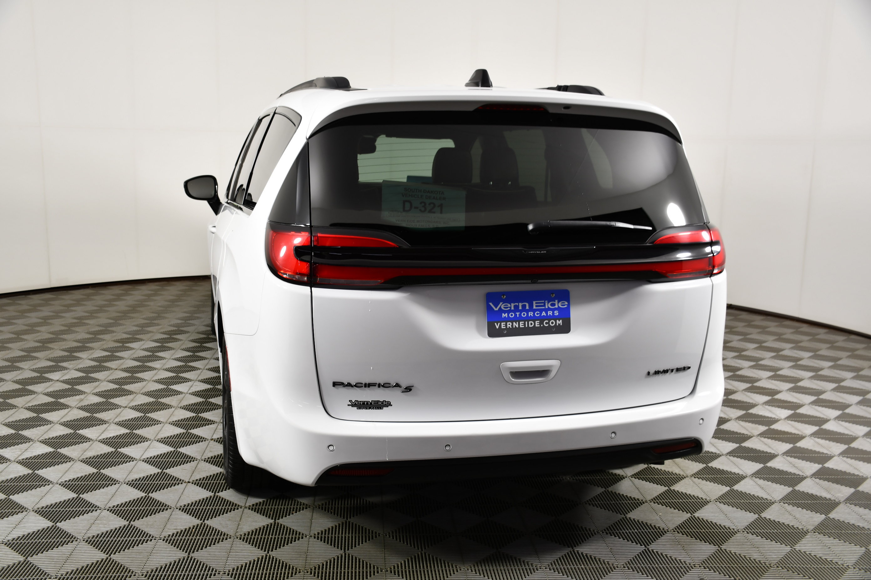 Used 2025 Chrysler Pacifica Limited FWD image 7