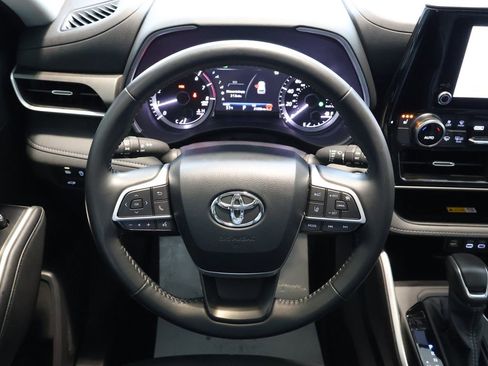 Used 2024 Toyota Highlander XLE AWD/4WD image 13
