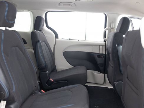 Used 2021 Chrysler Pacifica Touring FWD image 29