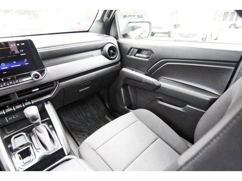 Used 2025 Chevrolet Colorado W/T RWD image 9
