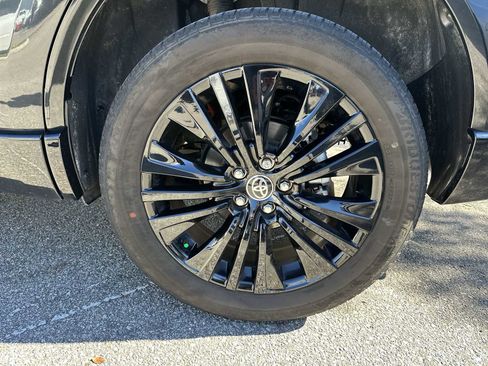 Used 2023 Toyota Venza Nightshade image 12