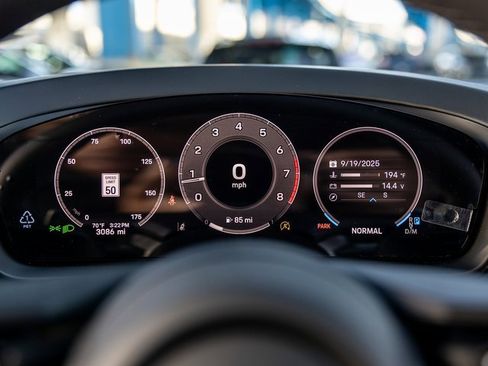 Certified 2025 Porsche Cayenne Coupe image 25