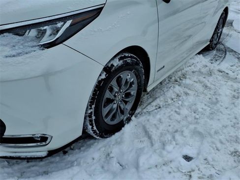 Certified 2021 Toyota Sienna XLE image 4