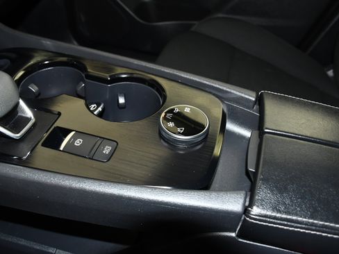 Used 2024 Nissan Rogue S image 30