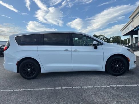 Used 2017 Chrysler Pacifica Touring Plus image 4