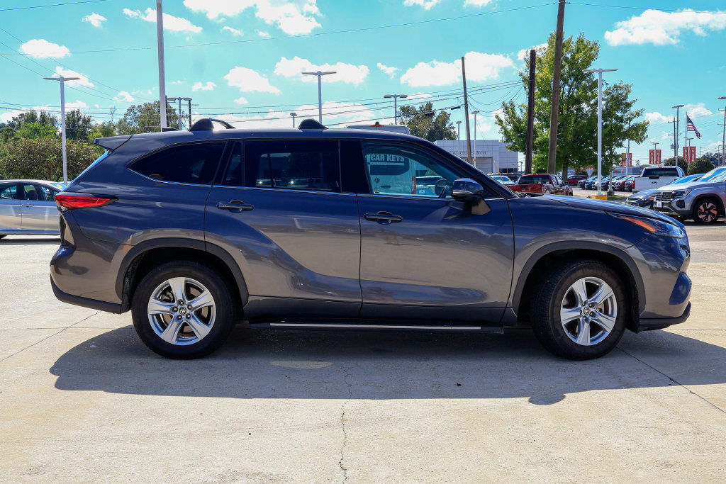 Used 2022 Toyota Highlander LE FWD image 23