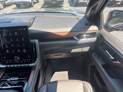 Used 2025 GMC Yukon Denali w/ Advanced Technology Package AWD/4WD image 31