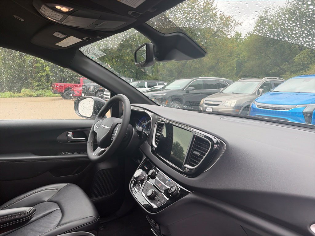 Used 2025 Chrysler Pacifica Select FWD image 15