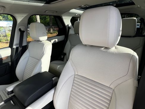 Used 2023 Land Rover Discovery S image 18