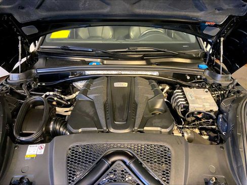 Certified 2022 Porsche Macan S AWD/4WD image 32