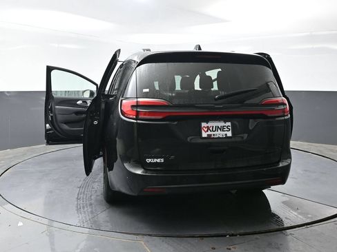 Used 2025 Chrysler Pacifica Limited FWD image 58