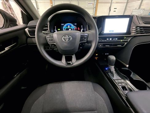 Used 2025 Toyota Camry LE image 5