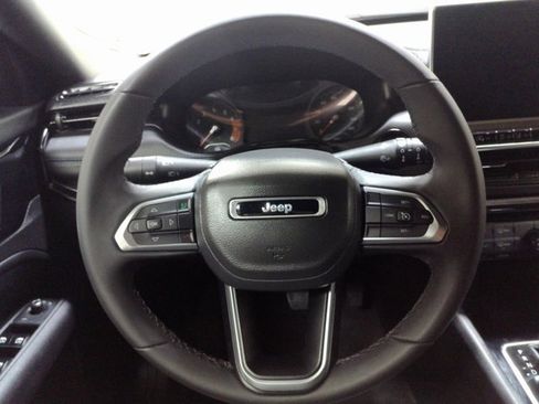 Used 2025 Jeep Compass Latitude w/ Altitude Special Edition image 27