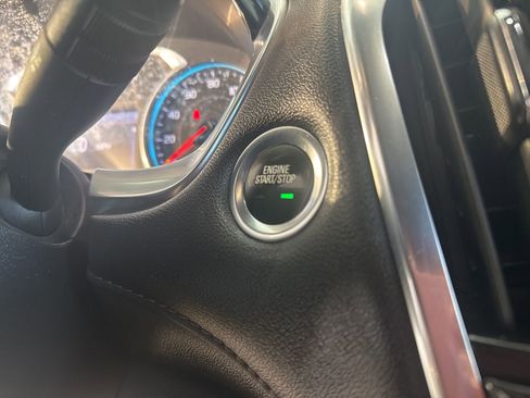 Used 2022 Chevrolet Traverse LT image 32