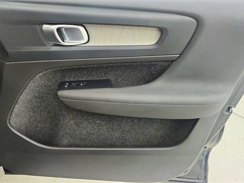 Used 2024 Volvo XC40 B5 Plus image 25