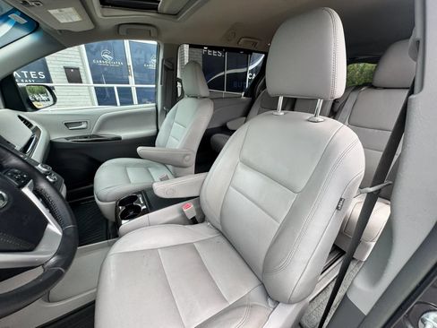 Used 2017 Toyota Sienna XLE w/ XLE Navigation Package FWD image 17