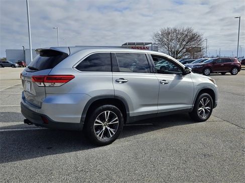 Used 2019 Toyota Highlander LE image 13