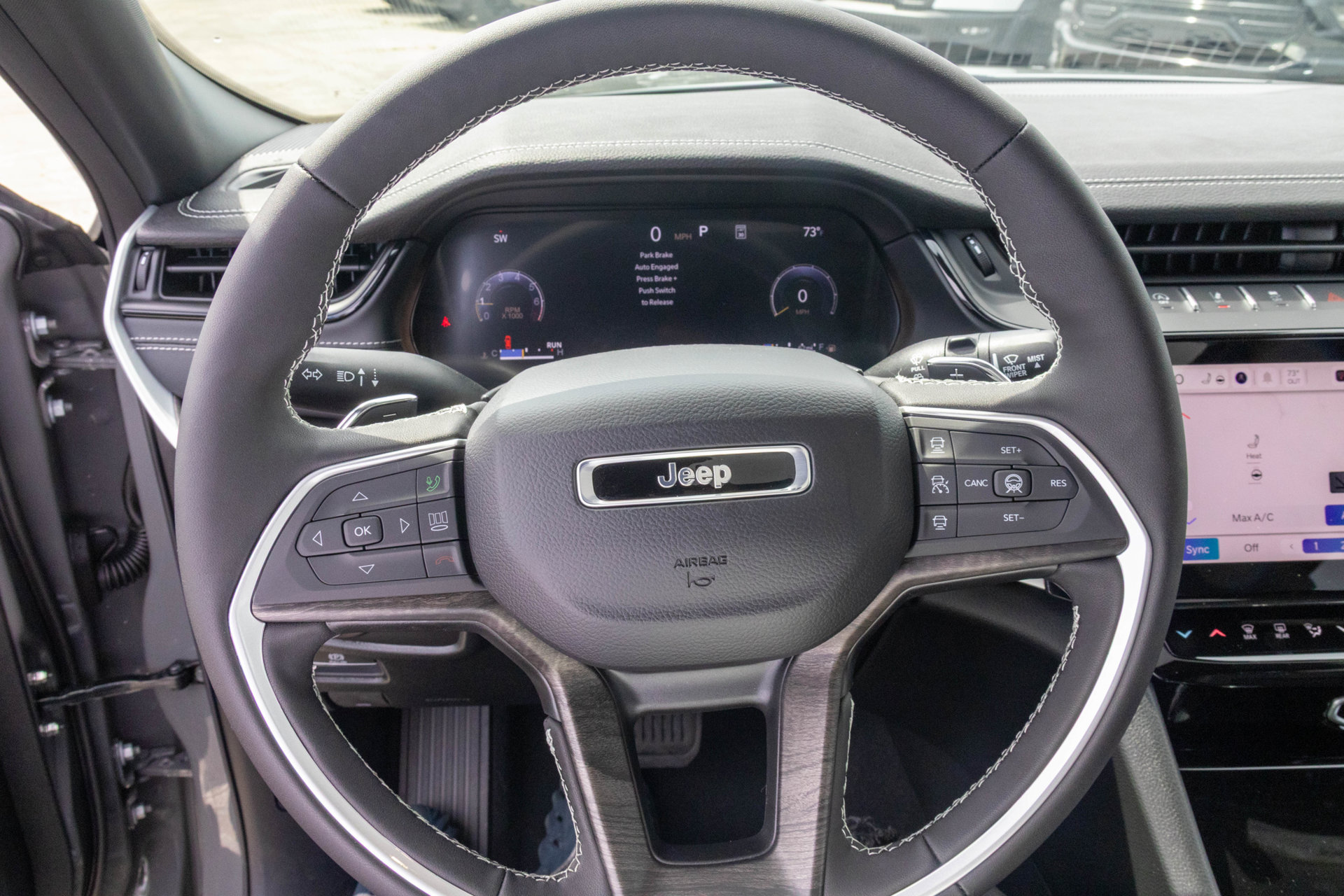 New 2027 Jeep Grand Cherokee Altitude AWD/4WD image 31