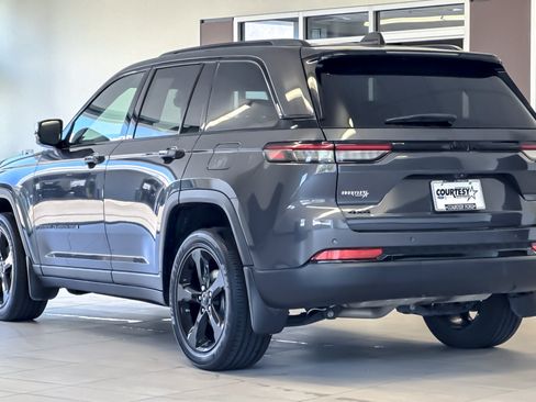 Used 2023 Jeep Grand Cherokee Altitude AWD/4WD image 6