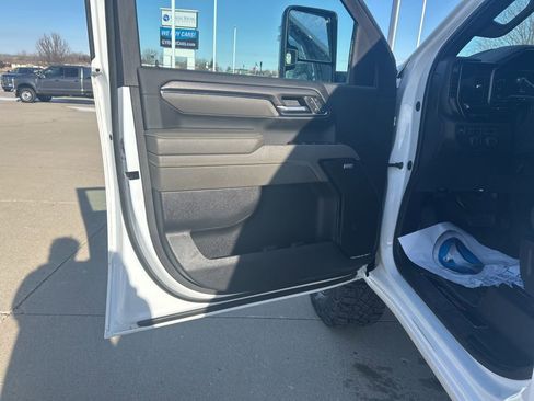 Used 2024 Chevrolet Silverado 2500 ZR2 w/ Technology Package image 12