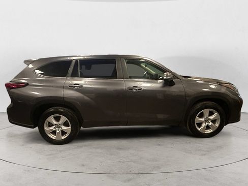 Used 2023 Toyota Highlander L FWD image 6