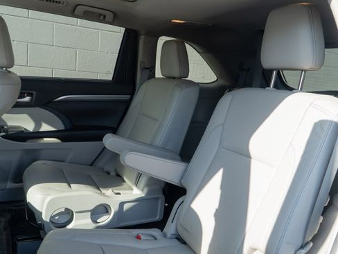 Used 2019 Toyota Highlander Limited Platinum image 18